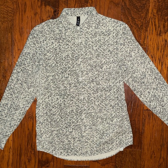 Lululemon Commision Long Sleeve Shirt in Green Fern / Smoked Spruce - Picture 2 of 15